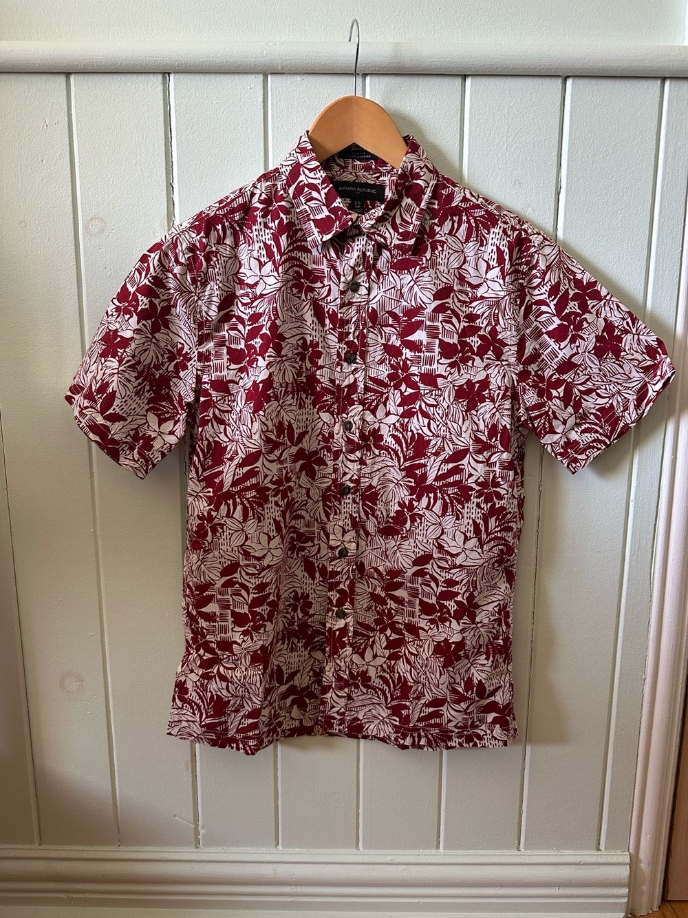 Banana Republic Factory Red & White Floral Short-Sleeve Button-Down XS